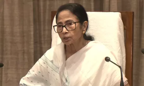 पश्चिम बंगाल चुनावों से पहले 50 वरिष्ठ अधिकारियों के तबादले को लेकर CM ममता बनर्जी ने EC और BJP पर साधा निशाना पश्चिम बंगाल चुनावों से पहले 50 वरिष्ठ अधिकारियों के तबादले को लेकर CM ममता बनर्जी ने EC और BJP पर साधा निशाना
