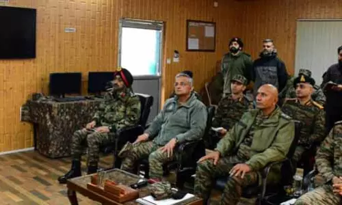 सेना कमांडर ने Kashmir Valley में आतंकवाद-रोधी ग्रिड की समीक्षा की सेना कमांडर ने Kashmir Valley में आतंकवाद-रोधी ग्रिड की समीक्षा की