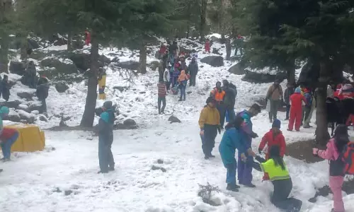 Himachal: मनाली में बर्फबारी से पर्यटन को मिली नई जान Himachal: मनाली में बर्फबारी से पर्यटन को मिली नई जान