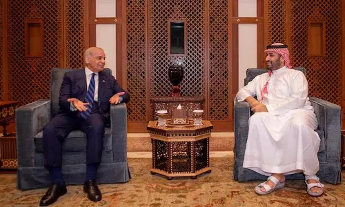 Riyadh पर हमले से सऊदी रक्षा समझौता कसौटी पर; क्या आसिम मुनीर का पाकिस्तान भी इसमें घसीटा जाएगा? Riyadh पर हमले से सऊदी रक्षा समझौता कसौटी पर; क्या आसिम मुनीर का पाकिस्तान भी इसमें घसीटा जाएगा?