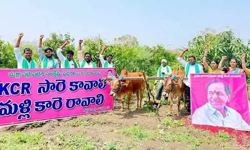 Adilabad के किसानों ने उगादी पर KCR के पोस्टर पर पुष्पाभिषेकम किया