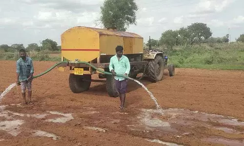 पूर्व Nizamabad के ज्वार किसान लाभकारी मूल्य न मिलने से आक्रोशित