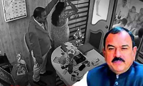 Ashok Kharat की करतूतें सामने आईं, उसने एक महिला के साथ दो बार दुर्व्यवहार किया Ashok Kharat की करतूतें सामने आईं, उसने एक महिला के साथ दो बार दुर्व्यवहार किया