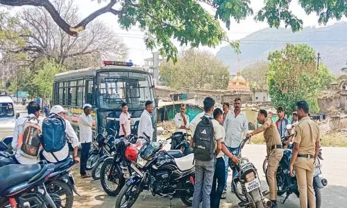 Junnar Police की कार्रवाई: 10वीं की परीक्षा के बाद हंगामा करने वाले छात्रों पर 28,000 रुपये का जुर्माना Junnar Police की कार्रवाई: 10वीं की परीक्षा के बाद हंगामा करने वाले छात्रों पर 28,000 रुपये का जुर्माना