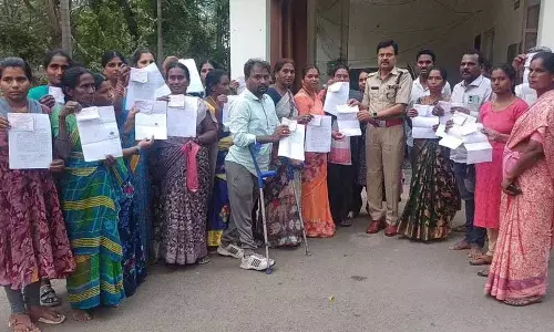 Velugumatla से विस्थापित परिवारों ने धोखेबाजों के खिलाफ शिकायत दर्ज कराई