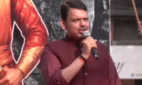 महाराष्ट्र के मुख्यमंत्री फड़नवीस नागपुर में गुड़ी पड़वा पर आयोजित शोभा यात्रा में शामिल हुए