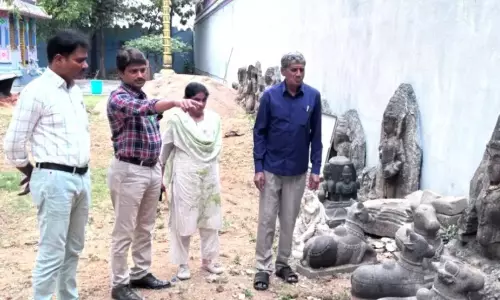 Kaleshwar मुक्तेश्वर मंदिर में ऐतिहासिक मूर्तियाँ उपेक्षित, संरक्षण की उठी मांग Kaleshwar मुक्तेश्वर मंदिर में ऐतिहासिक मूर्तियाँ उपेक्षित, संरक्षण की उठी मांग
