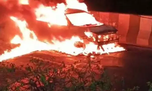 Flyover पर कार में लगी आग; ड्राइवर कूदकर सुरक्षित निकला Flyover पर कार में लगी आग; ड्राइवर कूदकर सुरक्षित निकला