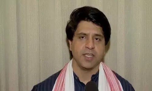 Eid पर तोहफ़े बांटने को लेकर शहज़ाद पूनावाला ने तेलंगाना सरकार पर साधा निशाना Eid पर तोहफ़े बांटने को लेकर शहज़ाद पूनावाला ने तेलंगाना सरकार पर साधा निशाना