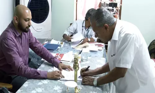 केरल चुनावों से पहले CM पिनाराई विजयन ने धर्मदम निर्वाचन क्षेत्र से नामांकन दाखिल किया