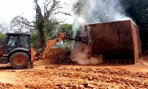 Dhenkanal में अवैध ईंट भट्ठा ढहाया गया