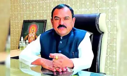 Nashik के ज्योतिषी अशोक खरात छिपे हुए कैमरों के साथ पकड़े गए, 58 महिलाएं पीड़ित Nashik के ज्योतिषी अशोक खरात छिपे हुए कैमरों के साथ पकड़े गए, 58 महिलाएं पीड़ित