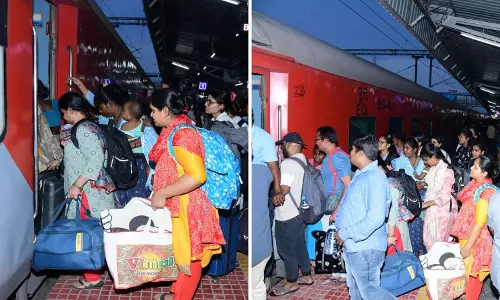 Andhra Pradesh में छुट्टियों के चलते रेलवे स्टेशनों पर भारी भीड़ Andhra Pradesh में छुट्टियों के चलते रेलवे स्टेशनों पर भारी भीड़