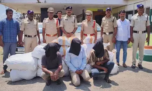 Police ने 52.77 लाख का गांजा ज़ब्त किया, तीन गिरफ़्तार Police ने 52.77 लाख का गांजा ज़ब्त किया, तीन गिरफ़्तार