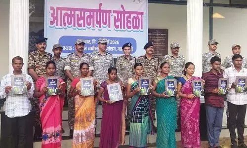 CG BREAKING: 5 बड़े नक्सलियों समेत 11 ने डाले हथियार