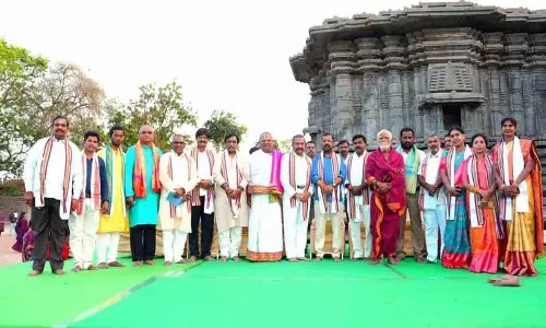 हज़ार खंभों वाले मंदिर में Ugadi समारोह आयोजित किया गया हज़ार खंभों वाले मंदिर में Ugadi समारोह आयोजित किया गया