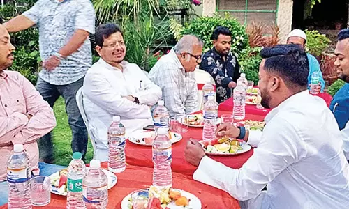 Iftar में शामिल होकर जनसंपर्क की रस्म