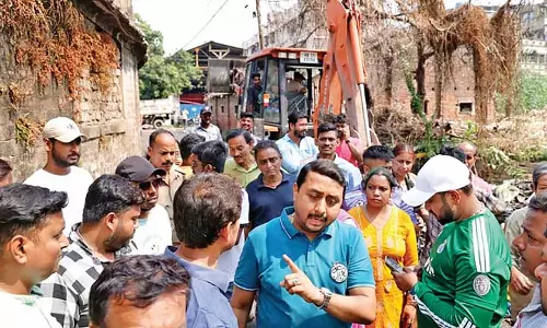 Kailash चुनाव प्रचार से पहले इलाके से कूड़ा हटाते Kailash चुनाव प्रचार से पहले इलाके से कूड़ा हटाते
