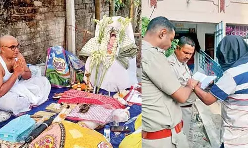 एक बेटा शोक मना रहा है, तो दूसरा पुलिस के साथ मिलकर माँ की हत्या का नाट्य-पुनर्निर्माण कर रहा एक बेटा शोक मना रहा है, तो दूसरा पुलिस के साथ मिलकर माँ की हत्या का नाट्य-पुनर्निर्माण कर रहा