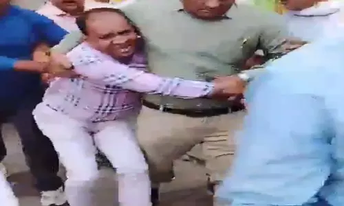 CMO कार्यालय के बाबू को होटल में रिश्वत लेते विजिलेंस ने रंगे हाथों पकड़ा CMO कार्यालय के बाबू को होटल में रिश्वत लेते विजिलेंस ने रंगे हाथों पकड़ा