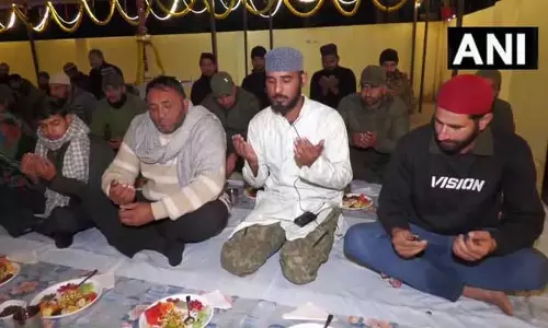 पुंछ बॉर्डर पर इंडियन आर्मी की रोमियो फोर्स ने LKG में इफ्तार पार्टी आयोजित पुंछ बॉर्डर पर इंडियन आर्मी की रोमियो फोर्स ने LKG में इफ्तार पार्टी आयोजित