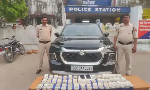 पुलिस ने वाहन चेकिंग में पकड़े 25 लाख नकद, FIR दर्ज पुलिस ने वाहन चेकिंग में पकड़े 25 लाख नकद, FIR दर्ज