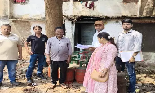 घरेलू गैस के दुरुपयोग पर कार्रवाई, मंगल समोसा प्रतिष्ठान से 22 सिलेंडर जब्त घरेलू गैस के दुरुपयोग पर कार्रवाई, मंगल समोसा प्रतिष्ठान से 22 सिलेंडर जब्त