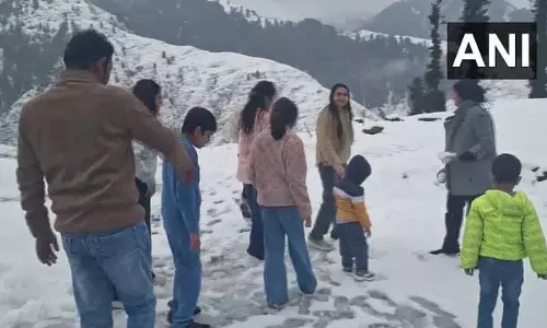 जम्मू-कश्मीर के कठुआ में टूरिस्टों ने बर्फबारी का लुत्फ उठाया