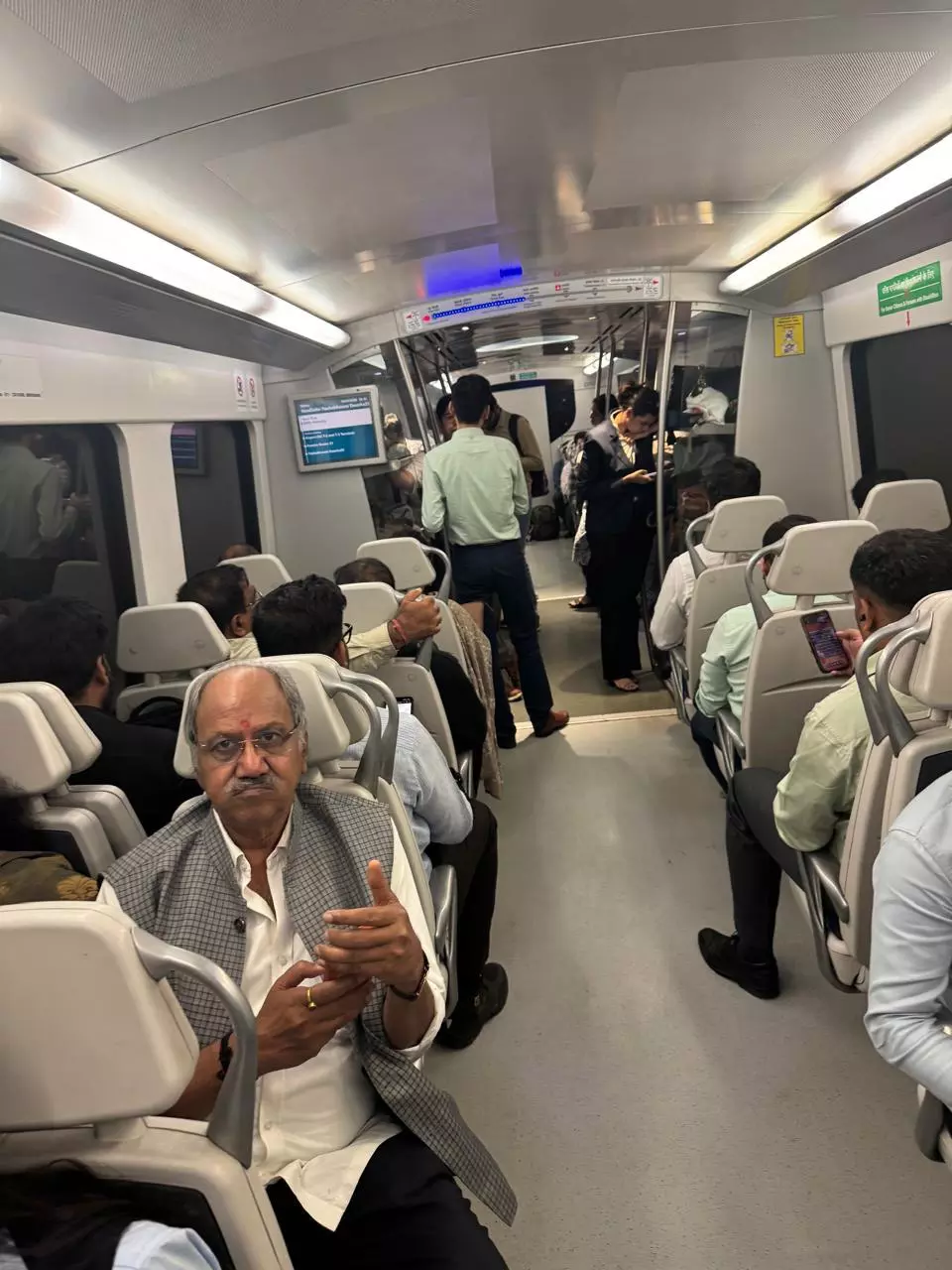 बृजमोहन अग्रवाल ने मेट्रो में किया सफर, रायपुर में भी चलाने का दिलाया भरोसा बृजमोहन अग्रवाल ने मेट्रो में किया सफर, रायपुर में भी चलाने का दिलाया भरोसा