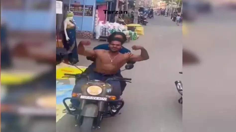 मसल्स दिखाते स्टंटबाजी, पुलिस ने एक ही बार में निकाली हेकड़ी मसल्स दिखाते स्टंटबाजी, पुलिस ने एक ही बार में निकाली हेकड़ी