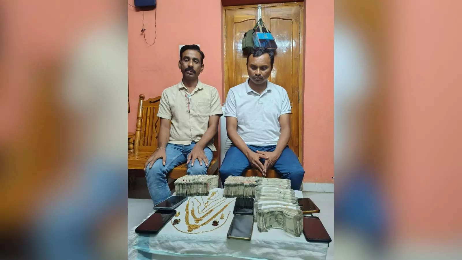 Telangana ACB ने एक व्यापारी से पैसे ऐंठने के आरोप में आबकारी अधिकारी को गिरफ्तार किया Telangana ACB ने एक व्यापारी से पैसे ऐंठने के आरोप में आबकारी अधिकारी को गिरफ्तार किया
