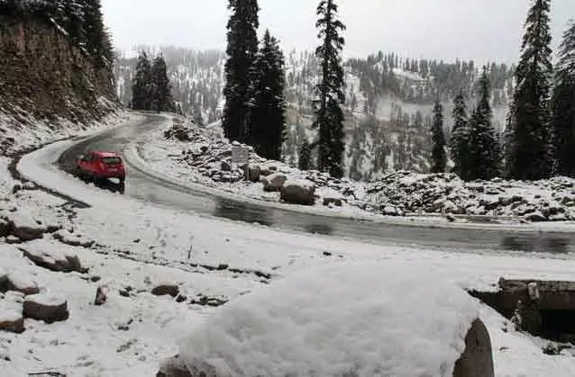 Kashmir के ऊंचे इलाकों में ताज़ा बर्फबारी Kashmir के ऊंचे इलाकों में ताज़ा बर्फबारी