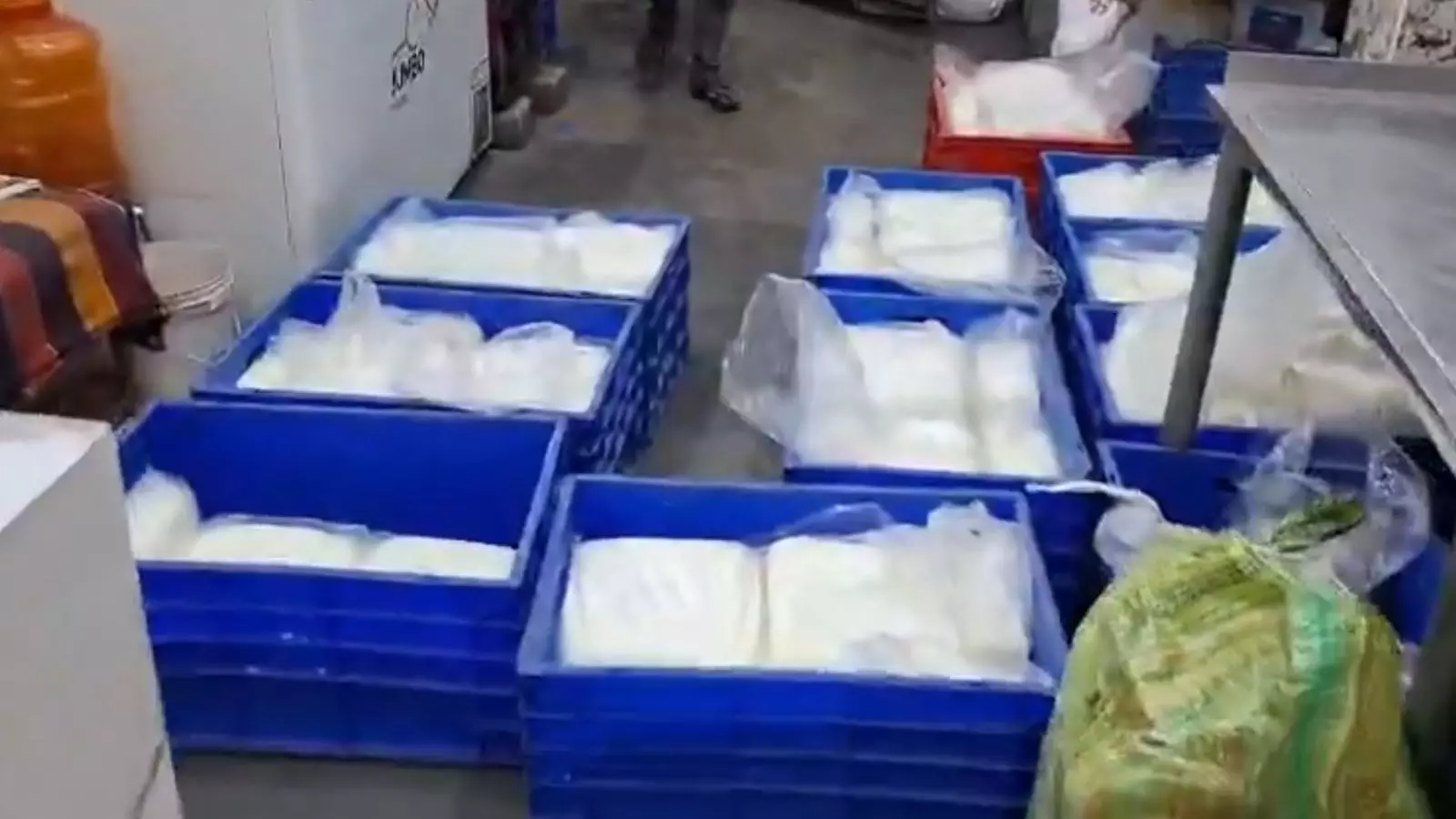 Hyderabad में 3,000 किलोग्राम से अधिक मिलावटी पनीर ज़ब्त Hyderabad में 3,000 किलोग्राम से अधिक मिलावटी पनीर ज़ब्त