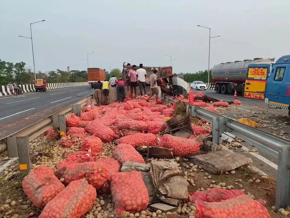 Odisha; बालासोर में आलू से लदा ट्रक डिवाइडर से टकराया, दो की मौत Odisha; बालासोर में आलू से लदा ट्रक डिवाइडर से टकराया, दो की मौत