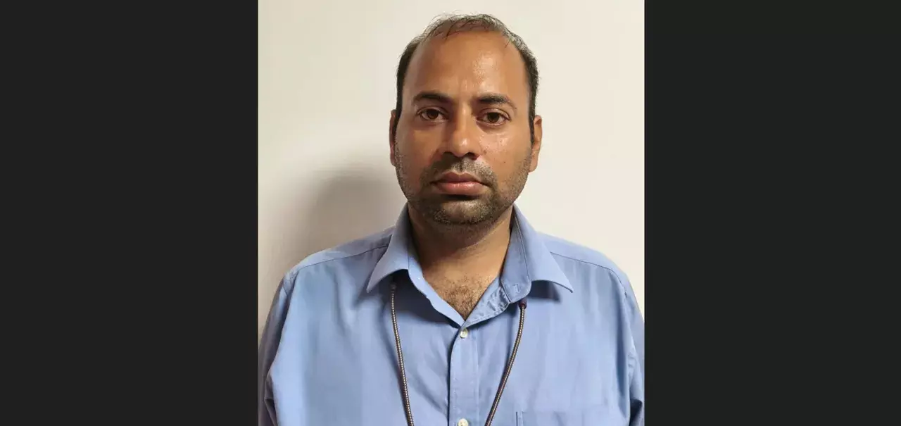 Odisha: विजिलेंस ने 5.56 करोड़ के सरकारी फंड के गबन के आरोप में एक बैंकर को गिरफ्तार किया Odisha: विजिलेंस ने 5.56 करोड़ के सरकारी फंड के गबन के आरोप में एक बैंकर को गिरफ्तार किया