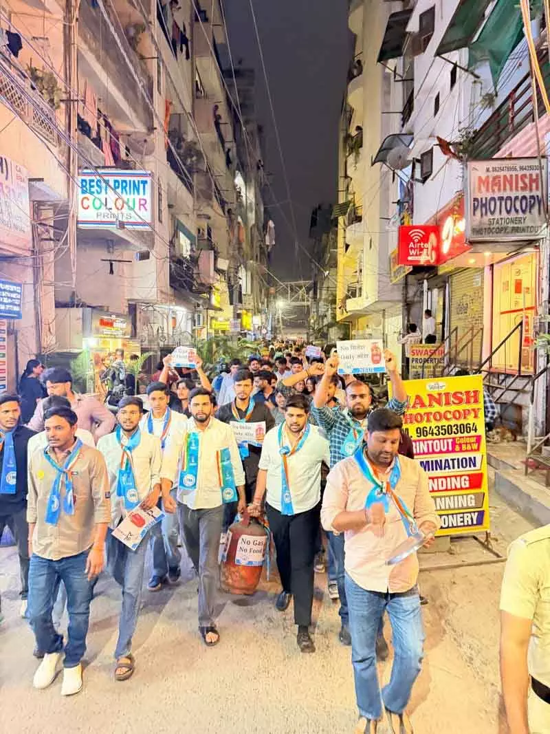 NSUI ने डीयू में एलपीजी कमी पर थाली-ताली अभियान चलाया NSUI ने डीयू में एलपीजी कमी पर थाली-ताली अभियान चलाया