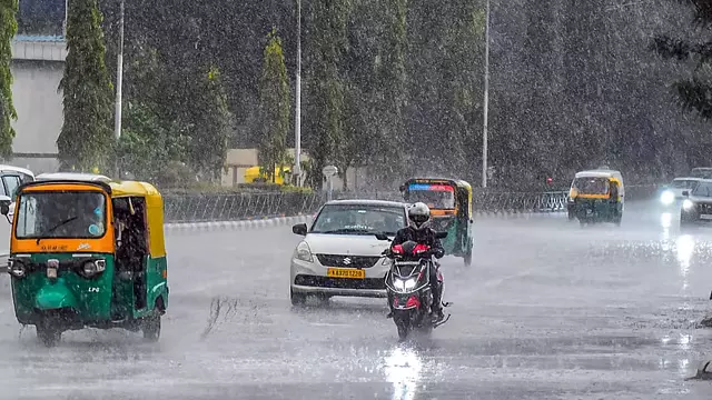 Bengaluru में अफ़रा-तफ़री का माहौल, अगले 3 दिनों तक बारिश की संभावना Bengaluru में अफ़रा-तफ़री का माहौल, अगले 3 दिनों तक बारिश की संभावना