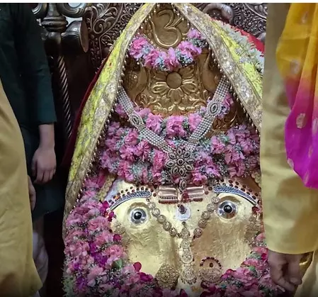 दिल्ली के मंदिरों में उमड़ा भक्तों का जनसैलाब, जय माता दी के जयकारों से गूंजी राजधानी दिल्ली के मंदिरों में उमड़ा भक्तों का जनसैलाब, जय माता दी के जयकारों से गूंजी राजधानी