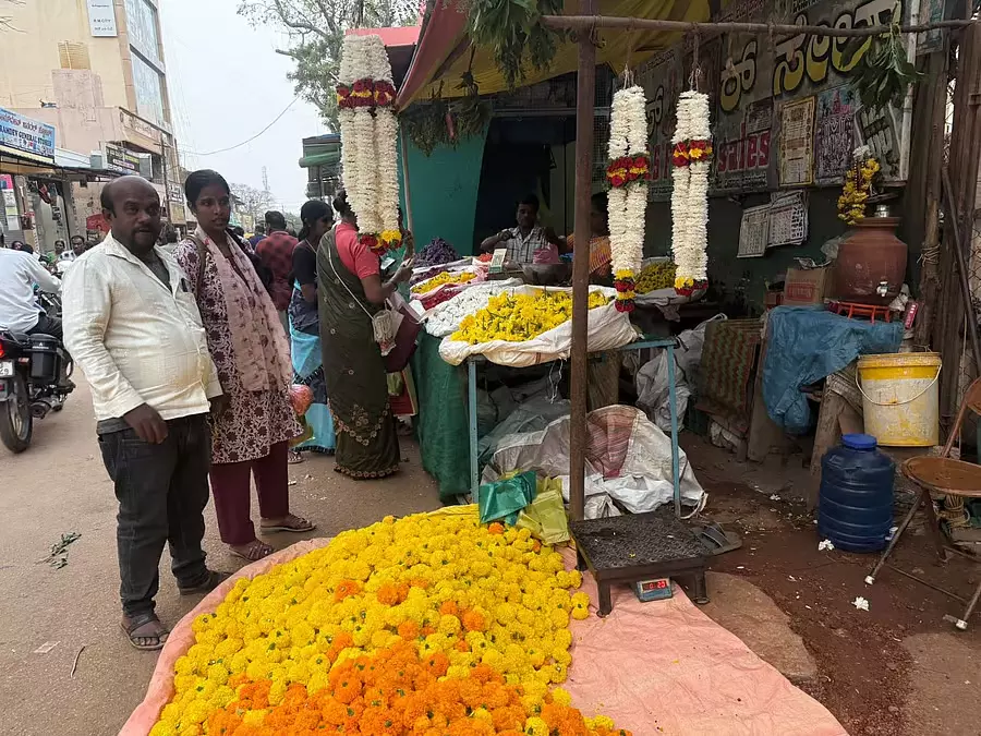 Chandramana Ugadi: कीमतों में बढ़ोतरी के बावजूद खरीदारी का सिलसिला Chandramana Ugadi: कीमतों में बढ़ोतरी के बावजूद खरीदारी का सिलसिला
