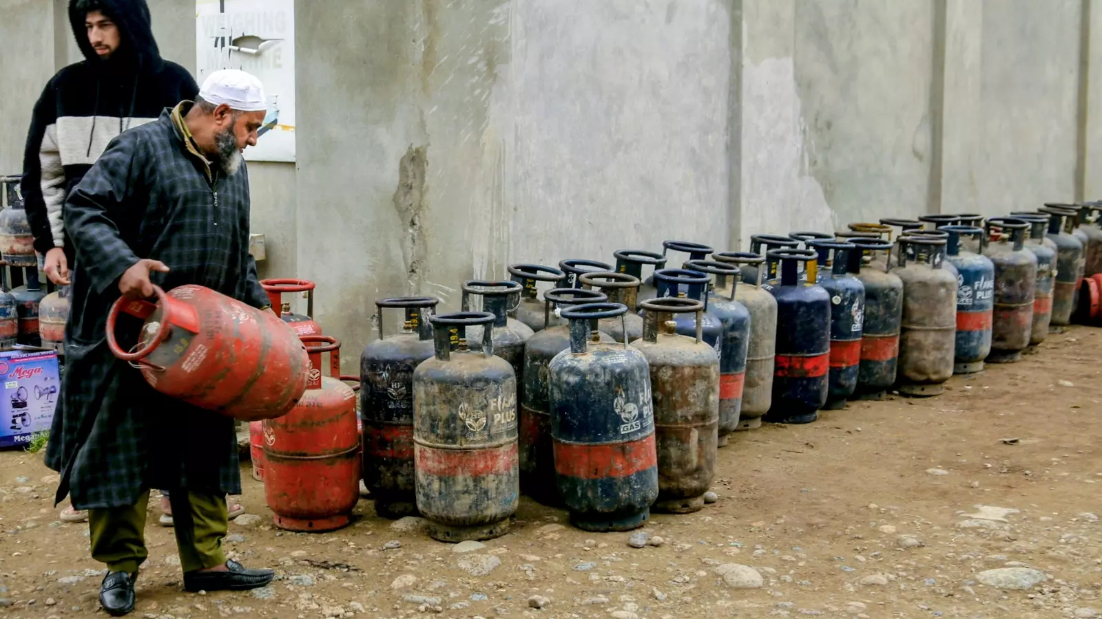 LPG की मांग में 20,000 सिलेंडरों की बढ़ोतरी LPG की मांग में 20,000 सिलेंडरों की बढ़ोतरी