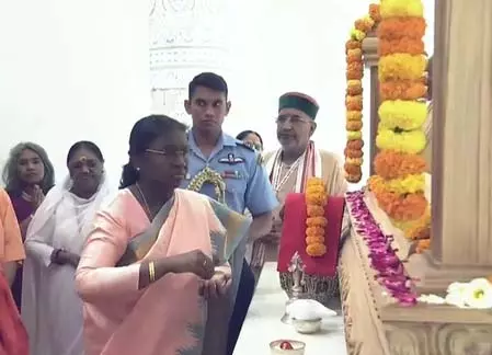 अयोध्या पहुंचीं राष्ट्रपति द्रौपदी मुर्मु ,‘श्रीराम यंत्र’ स्थापना पूजन में हुईं शामिल अयोध्या पहुंचीं राष्ट्रपति द्रौपदी मुर्मु ,‘श्रीराम यंत्र’ स्थापना पूजन में हुईं शामिल
