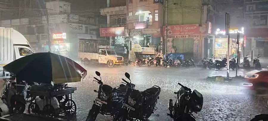 Chikkaballapur ज़िले में भारी बारिश: 150 हेक्टेयर फ़सलों को नुकसान Chikkaballapur ज़िले में भारी बारिश: 150 हेक्टेयर फ़सलों को नुकसान