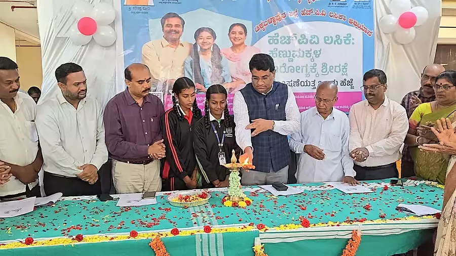 उपायुक्त जी. प्रभु ने चिंतामणि में HPV टीकाकरण अभियान का शुभारंभ किया उपायुक्त जी. प्रभु ने चिंतामणि में HPV टीकाकरण अभियान का शुभारंभ किया