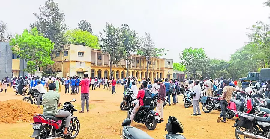 SSLC परीक्षा सुचारू रूप से संपन्न: 170 छात्र अनुपस्थित SSLC परीक्षा सुचारू रूप से संपन्न: 170 छात्र अनुपस्थित