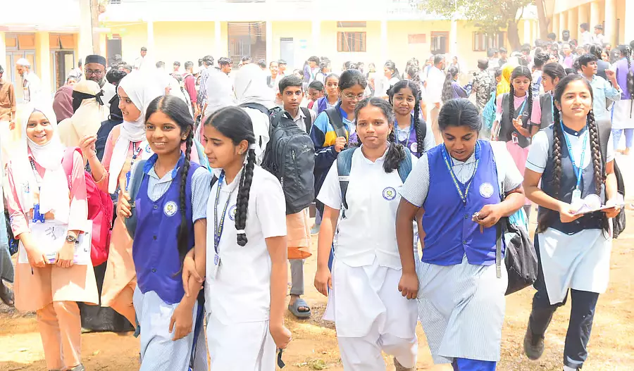 तुमकुर: SSLC परीक्षा का पहला दिन शांतिपूर्ण रहा तुमकुर: SSLC परीक्षा का पहला दिन शांतिपूर्ण रहा
