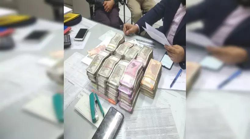 पश्चिम बंगाल में चुनावी प्रक्रिया के बीच दो स्थानों से भारी मात्रा में नकदी बरामद पश्चिम बंगाल में चुनावी प्रक्रिया के बीच दो स्थानों से भारी मात्रा में नकदी बरामद