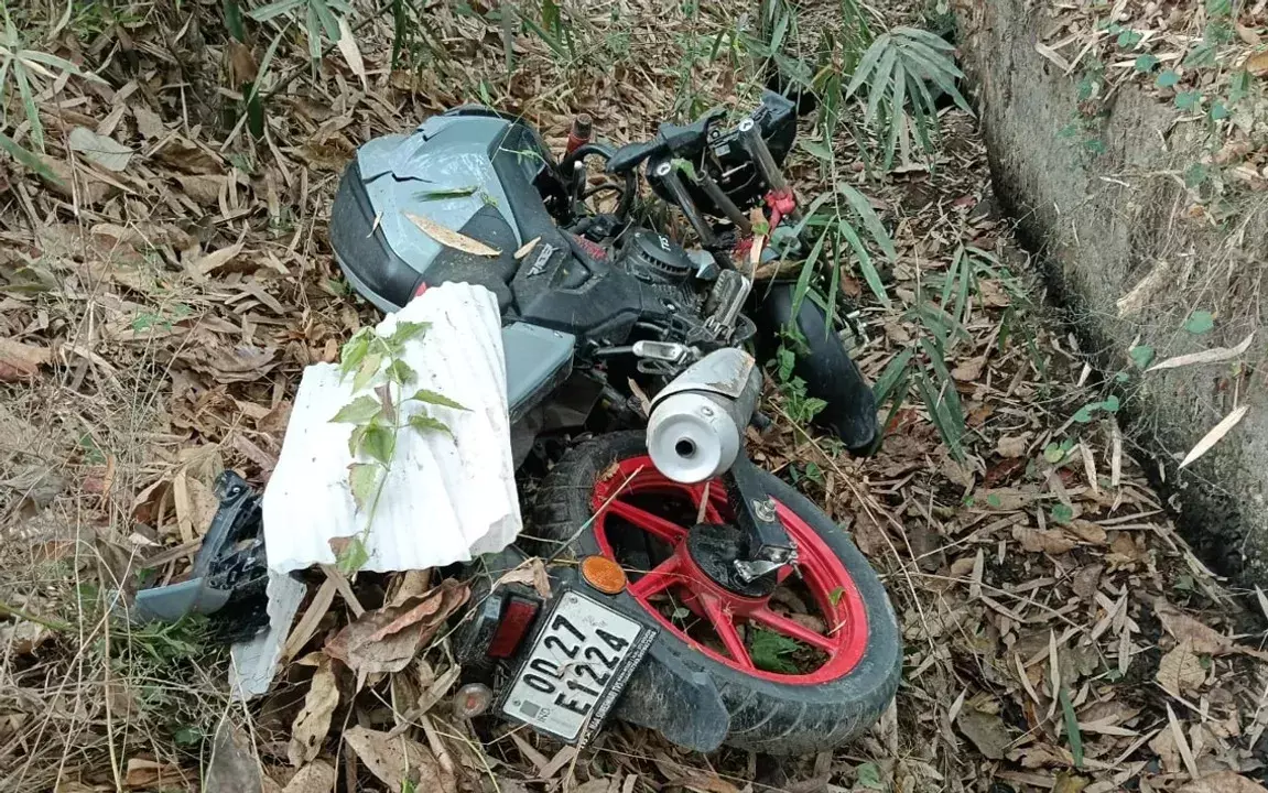 Odisha: NH-57 पर तेज़ रफ़्तार बाइक दुर्घटना में दो भाइयों की मौत, एक की हालत गंभीर Odisha: NH-57 पर तेज़ रफ़्तार बाइक दुर्घटना में दो भाइयों की मौत, एक की हालत गंभीर
