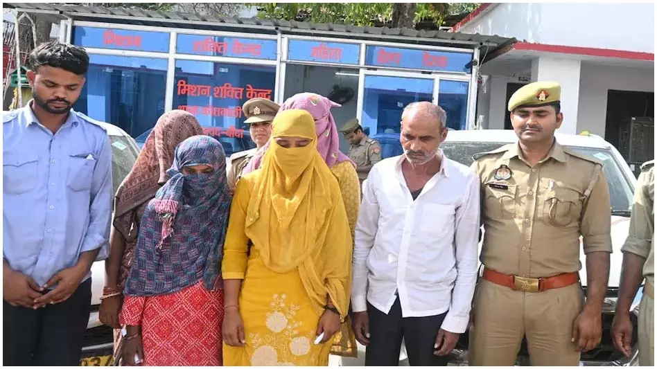 पुलिस ने 6 अंतरराज्यीय लुटेरों को अरेस्ट किया, चार शातिर महिलाएं भी शामिल, मचा हड़कंप पुलिस ने 6 अंतरराज्यीय लुटेरों को अरेस्ट किया, चार शातिर महिलाएं भी शामिल, मचा हड़कंप