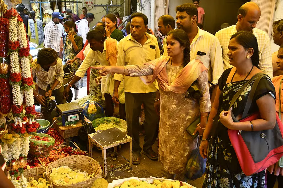 Bellary: हर जगह उगादी का जश्न, खरीदारी में तेज़ी Bellary: हर जगह उगादी का जश्न, खरीदारी में तेज़ी