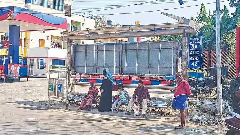Chennai: पट्टालम में टूटा हुआ बस शेल्टर चिंता का विषय, क्योंकि गर्मी जल्दी शुरू Chennai: पट्टालम में टूटा हुआ बस शेल्टर चिंता का विषय, क्योंकि गर्मी जल्दी शुरू